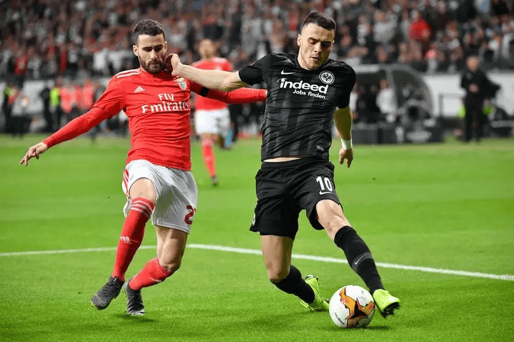 包含转会期荷甲焦点战；尼斯扳平良机；引发热议；阵容厚度经受考验的词条